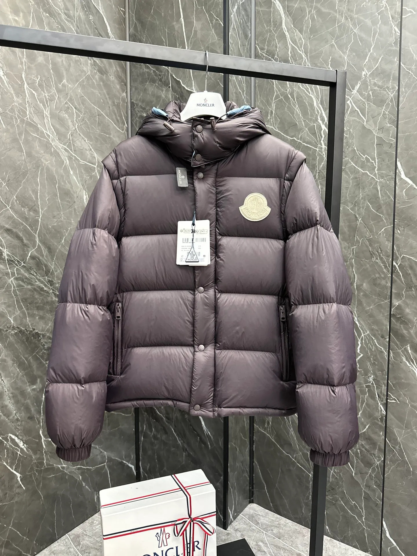 ⬆️Moncler Cyclone . ⚠️ ， 320 ➕， . / / / / . Cyclone ， 。 Cyclone 80 Classic ， 。 ， ， 。 。 • •Nylon laqué • • • • • • Size : 1-5 Black Navy Blue baby Blue . D 9888055780